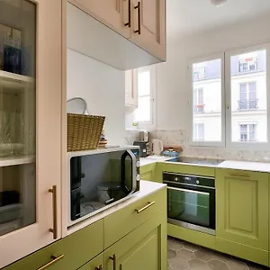 https://large-apartment-next-to-the-jardin-du-luxembourg.fr-paris.fr